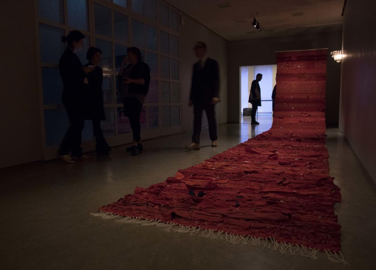 Tekstilt verk av Sejla Kameric fra Sarajevo. Laget av gjenbrukte, røde klær.