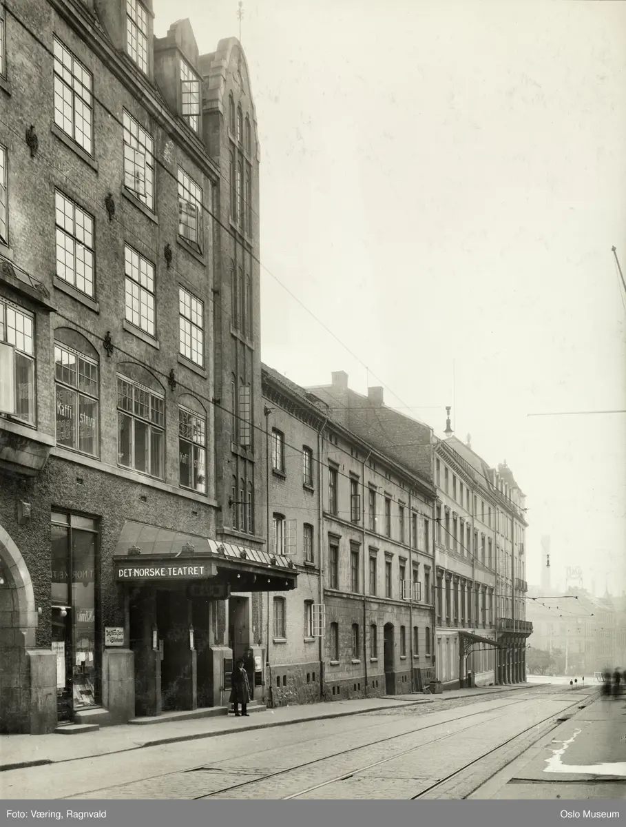 gateløp, Bøndernes hus, Det Norske Teatret, forretningsgårder, Grand Hotel, trikkeskinner