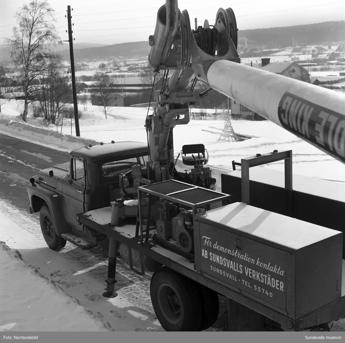 Skyworker, Pole King, en amerikans hydraulisk lyft som demonstreras av Sundsvalls verkstäder. Bilderna är tagna i bland annat Högom, där gammal bebyggelse syns i bakgrunden. En av bilderna är fotograferad i hamnen upp mot Skönsberg.