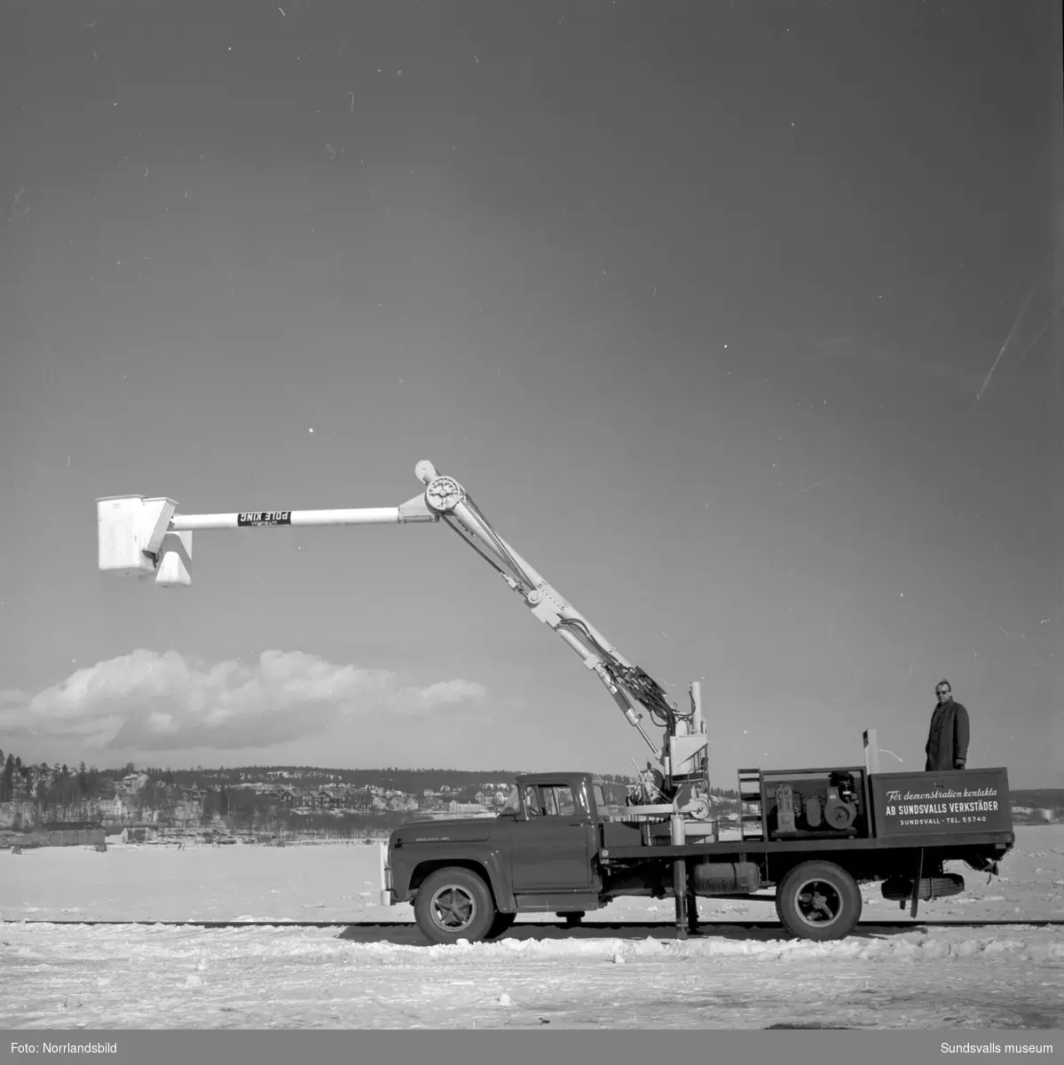 Skyworker, Pole King, en amerikans hydraulisk lyft som demonstreras av Sundsvalls verkstäder. Bilderna är tagna i bland annat Högom, där gammal bebyggelse syns i bakgrunden. En av bilderna är fotograferad i hamnen upp mot Skönsberg.