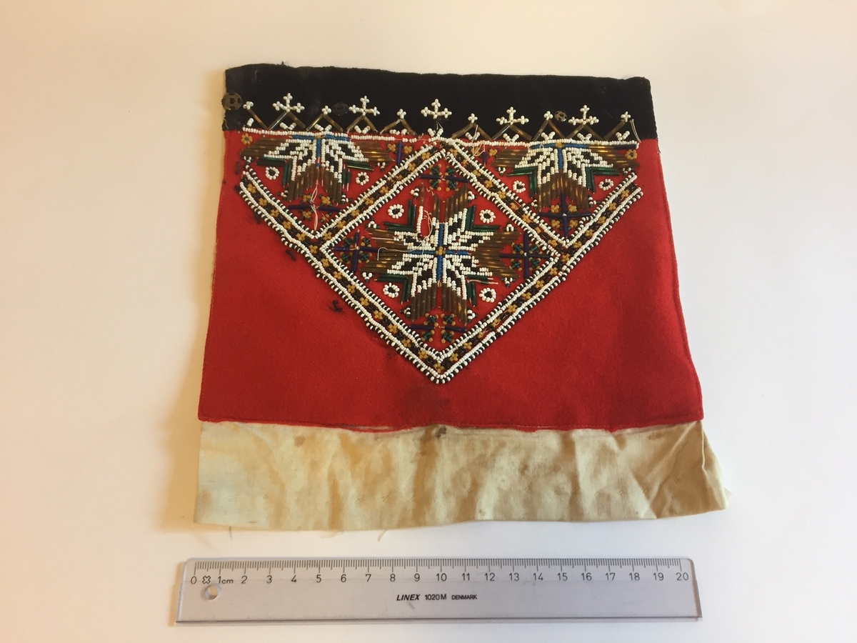 Lue, bryststykke/bringeduk og belte (C) til hardangerbunad, forkle (E) og skjorte (D) med hardangersømdetaljer.