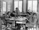 Folkskolans 100-årsjubileum - skolelever och läraren Gärda Brunskog i klassrum