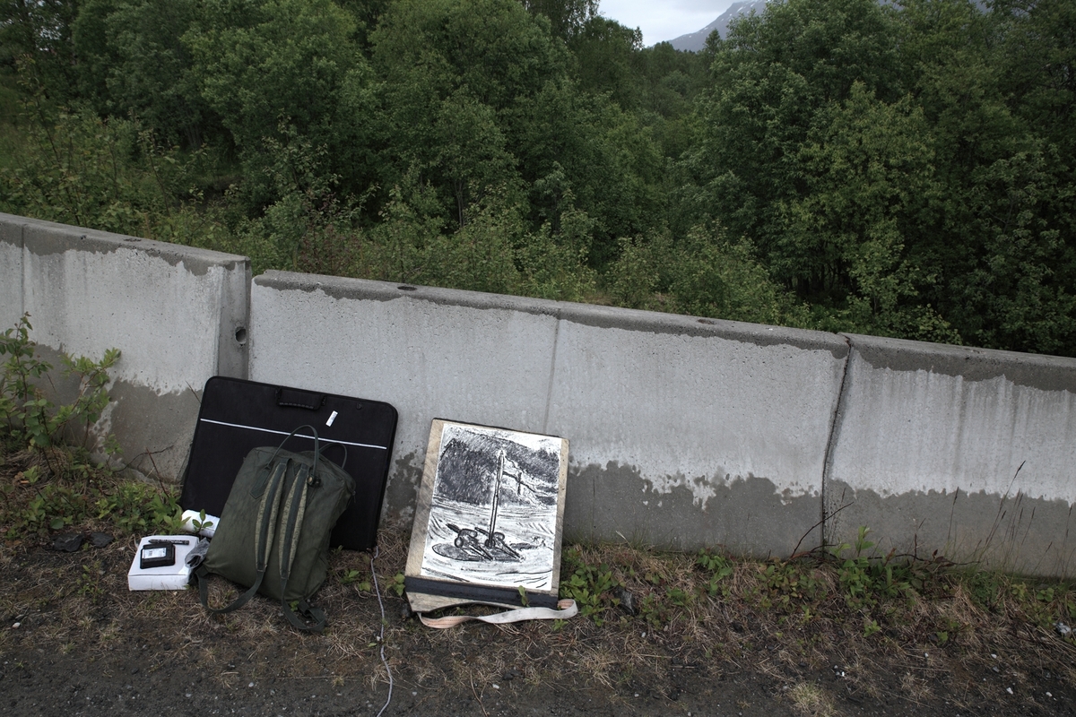 Et dokumenterende tegneprosjekt som tar utgangspunkt i samspillet mellom det sivile samfunnet og det militære nærværet på Setermoen.

Tegningene ble produsert under Wildhagens opphold på Setermoen 13 til 17 juni 2016. Han losjerte på kasernen Haslemoen hvor arbeidene også installeres, foruten produksjonen fulgte han de menige sine daglige rutiner. Motivene er avbildende, gjennomført på steder innenfor og utenfor leiren. Elleve av arbeidene er senere påført utprintede fotografier for å gi brukerene noen hint og ledetråder om det faktum at arbeidene er blitt til i deres omgivelser og hverdag.