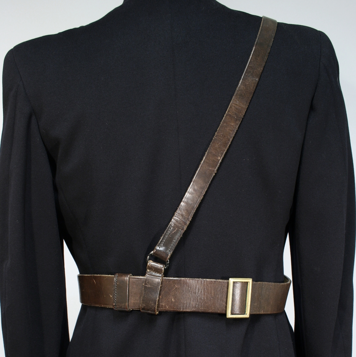 Sort jakke og bukse med blåskjær. Jakken er enkeltspent med seks forgylte knapper med riksløven. Stiv stående krage med broderte ekeløvblad, flettet sort skulderdistinksjon av sort innflettet gulltråd og en knapp. To brystlommer med klaff, ingen sidelommer. 

Kryssbandolær i brunt lær. Sort uniformslue med tresse og bratt skjerm i sort lakk og bredt luebånd med innvende eikeblader. Tressen er festet med to forgylte knapper. Gullforgylt luemerke.