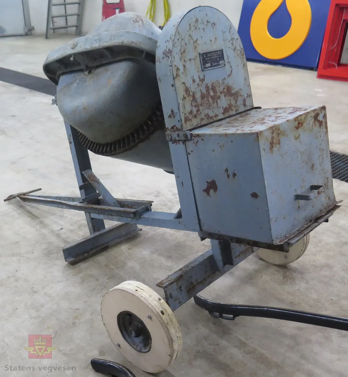 Betongblander på en aksling, har drag for å kunne flyttes. Gummihjulene er fjernet og det sitter uoriginale "dekk" av tre på felgene. Blanderen drives av en trefaset elektrisk motor fra NEBB.