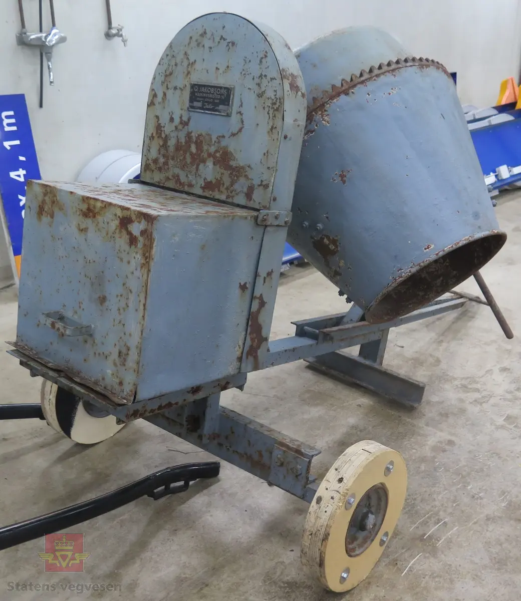 Betongblander på en aksling, har drag for å kunne flyttes. Gummihjulene er fjernet og det sitter uoriginale "dekk" av tre på felgene. Blanderen drives av en trefaset elektrisk motor fra NEBB.