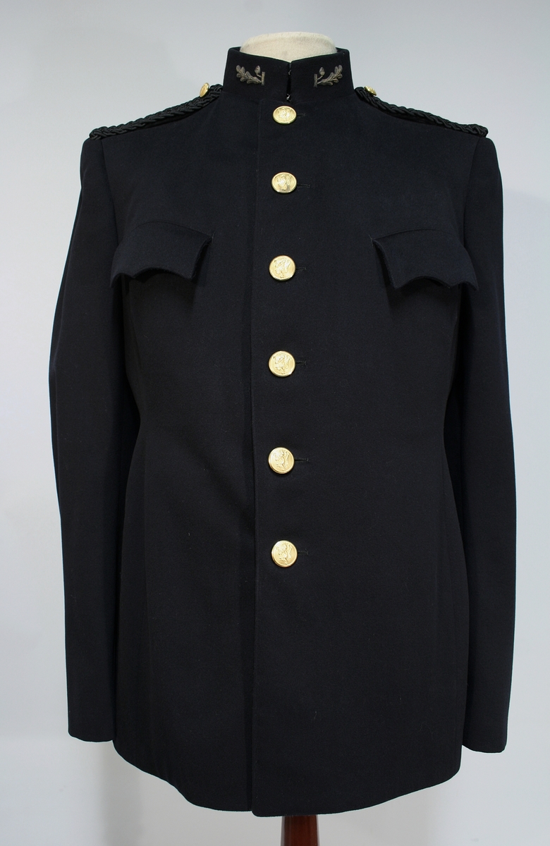 Sort jakke og bukse med blåskjær. Jakken er enkeltspent med seks forgylte knapper med riksløven. Stiv stående krage med broderte ekeløvblad, flettet sort skulderdistinksjon av sort innflettet gulltråd og en knapp. To brystlommer med klaff, ingen sidelommer. 

Kryssbandolær i brunt lær. Sort uniformslue med tresse og bratt skjerm i sort lakk og bredt luebånd med innvende eikeblader. Tressen er festet med to forgylte knapper. Gullforgylt luemerke.