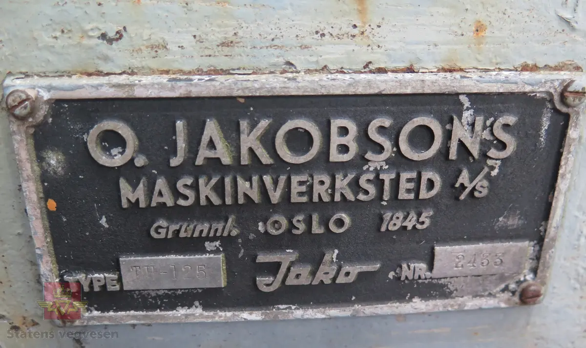Betongblander på en aksling, har drag for å kunne flyttes. Gummihjulene er fjernet og det sitter uoriginale "dekk" av tre på felgene. Blanderen drives av en trefaset elektrisk motor fra NEBB.