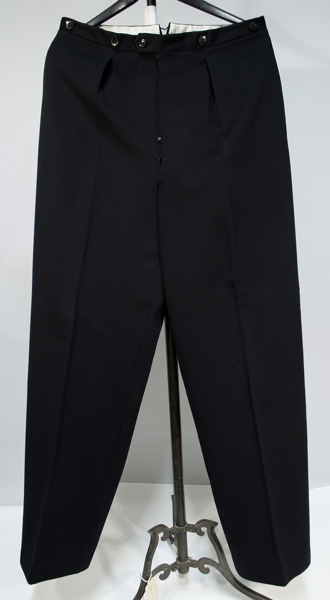 Sort jakke og bukse med blåskjær. Jakken er enkeltspent med seks forgylte knapper med riksløven. Stiv stående krage med broderte ekeløvblad, flettet sort skulderdistinksjon av sort innflettet gulltråd og en knapp. To brystlommer med klaff, ingen sidelommer. 

Kryssbandolær i brunt lær. Sort uniformslue med tresse og bratt skjerm i sort lakk og bredt luebånd med innvende eikeblader. Tressen er festet med to forgylte knapper. Gullforgylt luemerke.