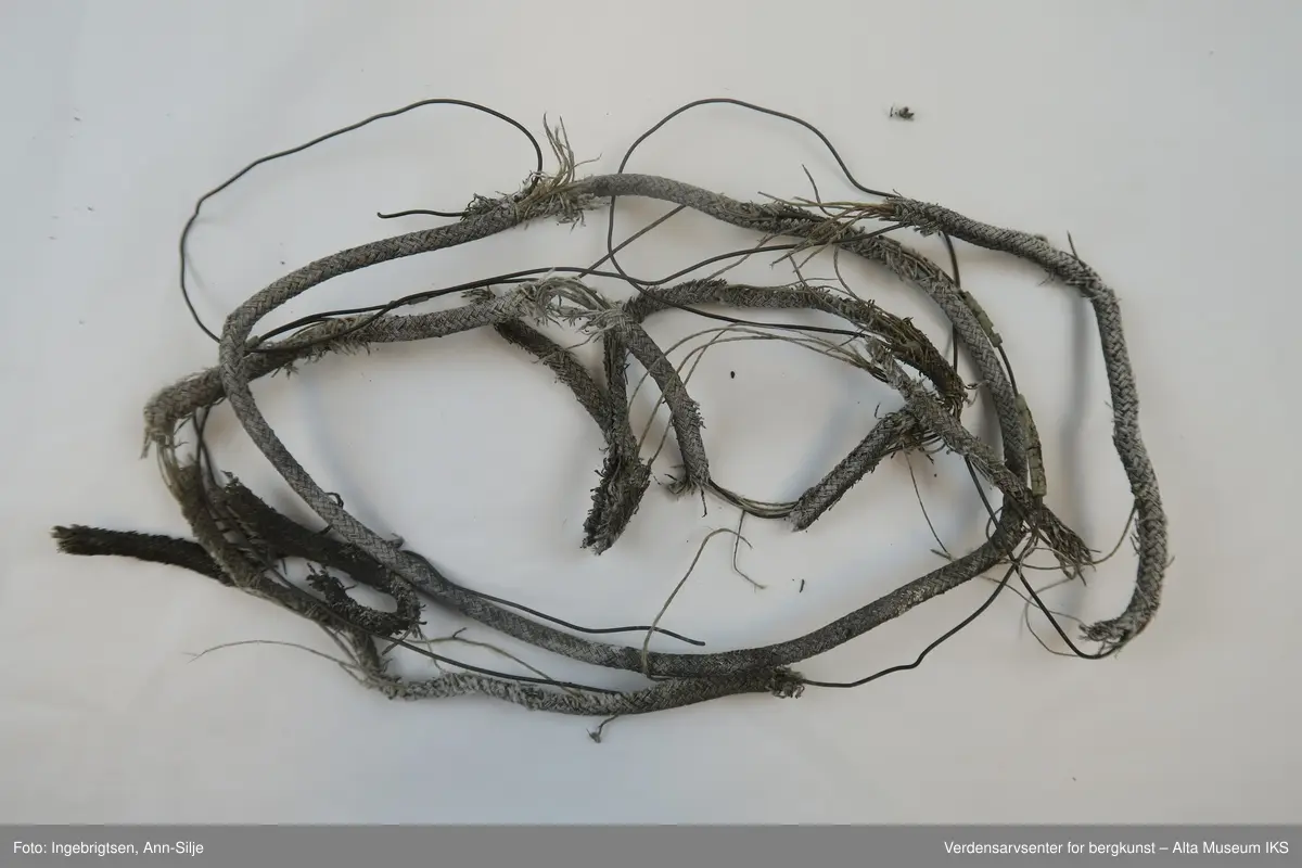 Tingene, med unntak av hestesko og krok, er ødelagte/fragmentert. Det er fragmenter av keramikk og porselen, to glassbiter fra flasker, en ledning med metallstrenger, stor krok og en liten hestesko.
