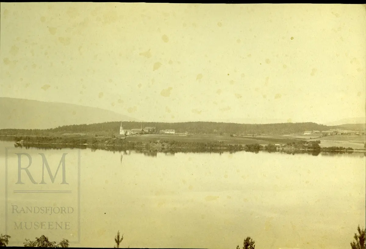 Næs kirke / Nes kirke og Næs gardene i Røykenvik