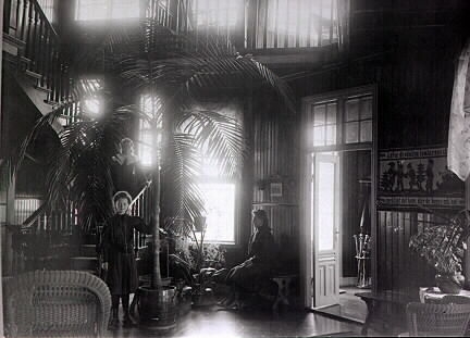 Interiörbilder från Samuelssonska villan i Varberg. Villan uppfördes 1904 vid korsningen Lasarettsgatan-Västra Vallgatan till stadsfiskal Nils Olof Samuelsson (1864-1910). Sannolikt är det han med maka och barn i salongen på bild 1. Ritningarna gjordes av byggnadsingenjören Gottfrid Ljunggrens och var ett av hans första byggprojekt sedan han kommit till staden året dessförinnan. 1945 flyttade provinsialläkare Karl-Holger Hejll med familj in i huset vilket ledde till att det senare kom att bli mer känt som Hejllska huset.