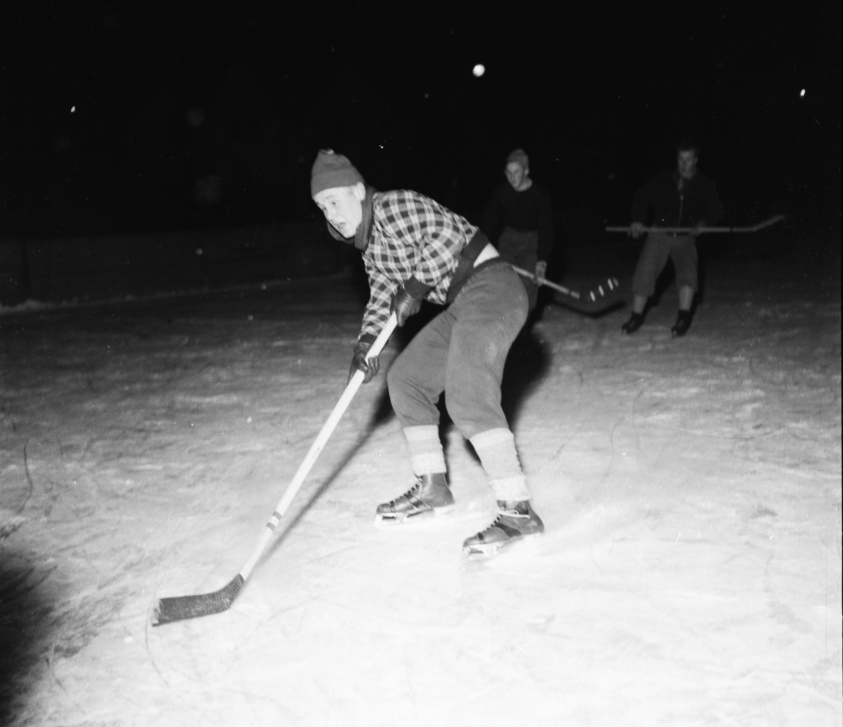 Vardens arkiv. "Ishockey trening på Sportsplassen"  26.01.1954