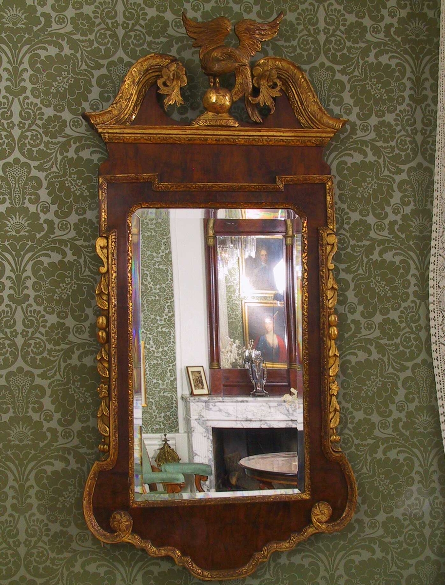 Skåren fugl Phønix ( heire) på kule.