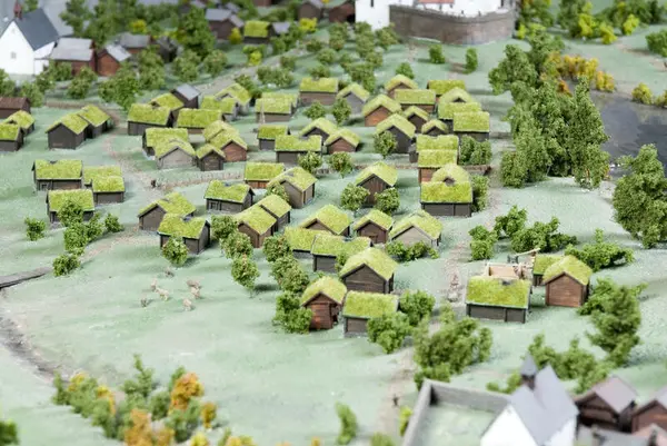 Modell av Hamarkaupangen, med mange små hus med gress på taket.