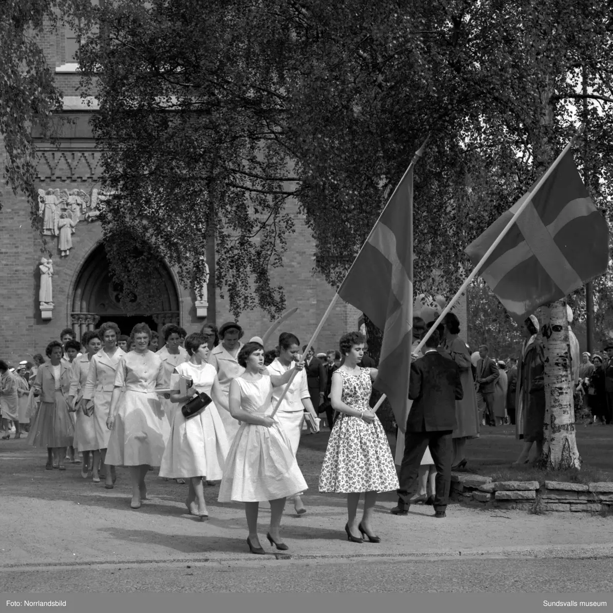 Examen för flickskolan, uttåg från kyrkan, gruppfoto och gratulationer.