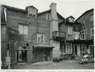 En ostädad gårdsinteriör vid Storgatan i Kvarnholmen. Fastigheten riven 1964 för Skanskas nybyggnad.