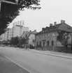 Utmed Kungsgatan i Huskvarna ligger gamla Sparbanken, ett bostadshus och Rosens köpcentrum.