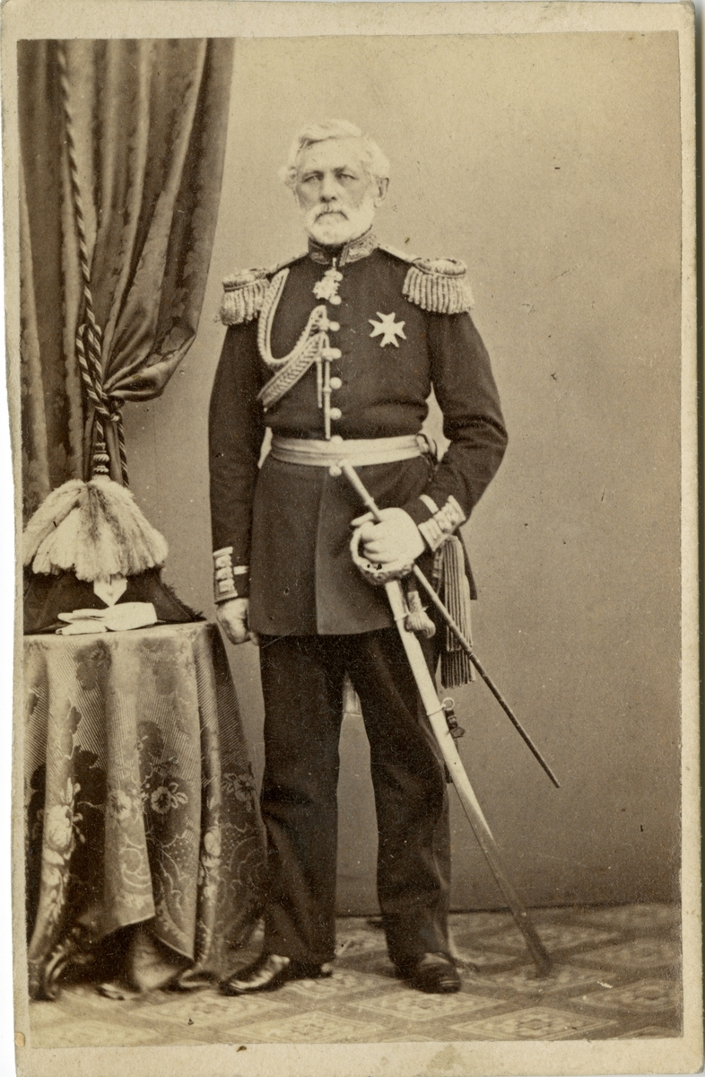 Porträtt av Alexander Fabian Zafanias Reuterskiöld, överstelöjtnant vid Västmanlands regemente I 18.
Se även AMA.0008335.