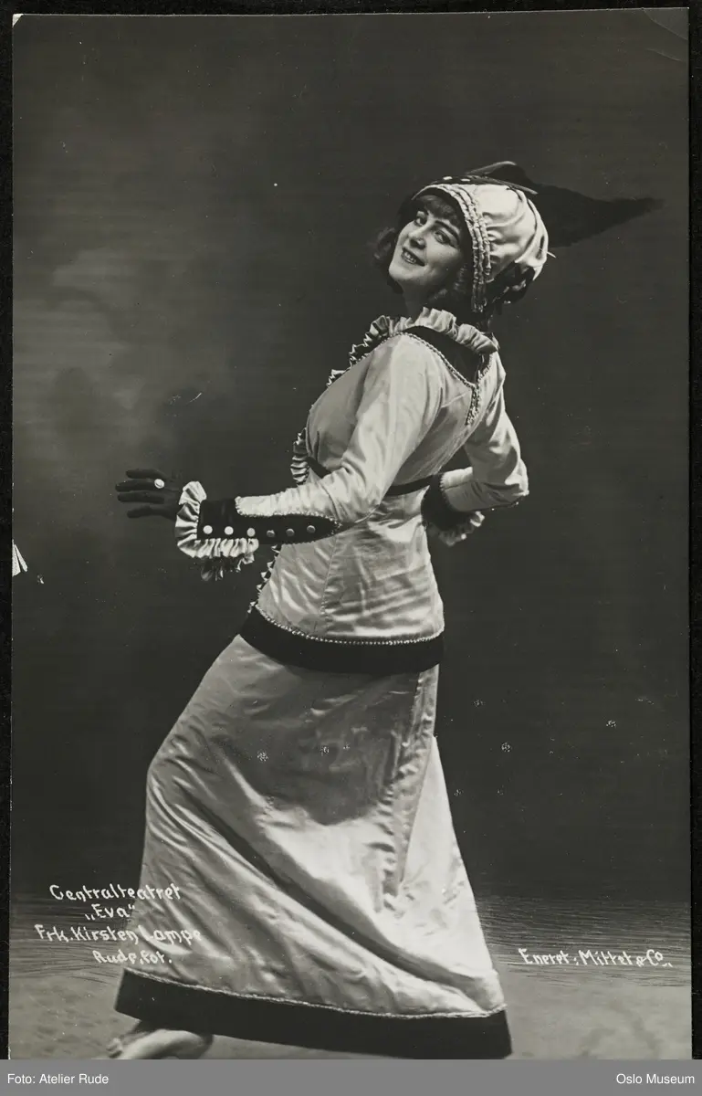 portrett, skuespillerinne, rollebilde, Pepita i "Eva" på Centralteatret, stående helfigur, kostyme