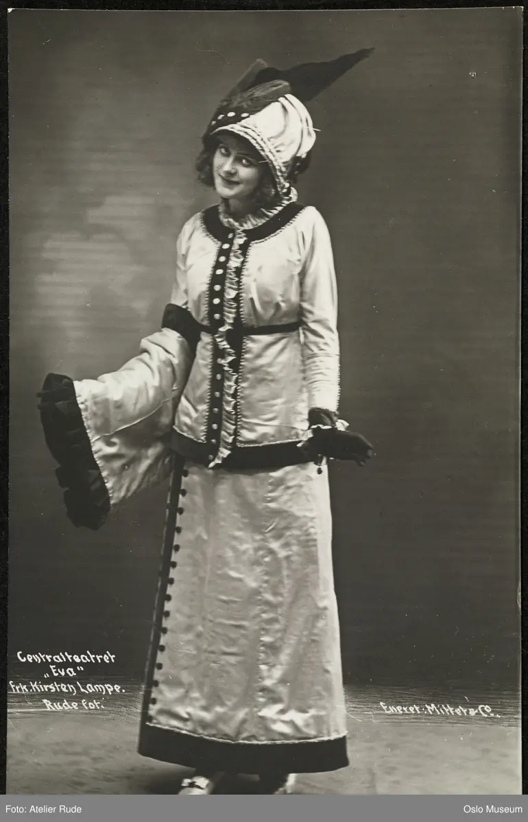 portrett, skuespillerinne, rollebilde, Pepita i "Eva" på Centralteatret, stående helfigur, kostyme