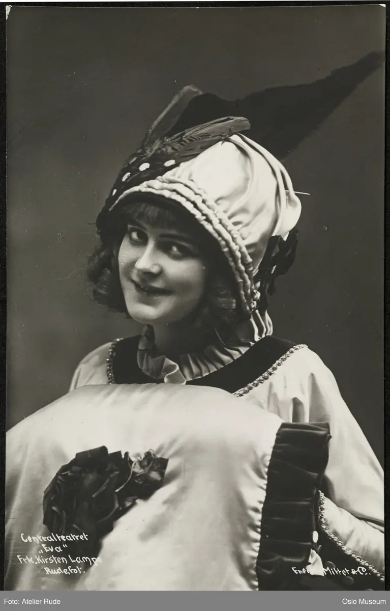 portrett, skuespillerinne, rollebilde, Pepita i "Eva" på Centralteatret, brystbilde, kostyme