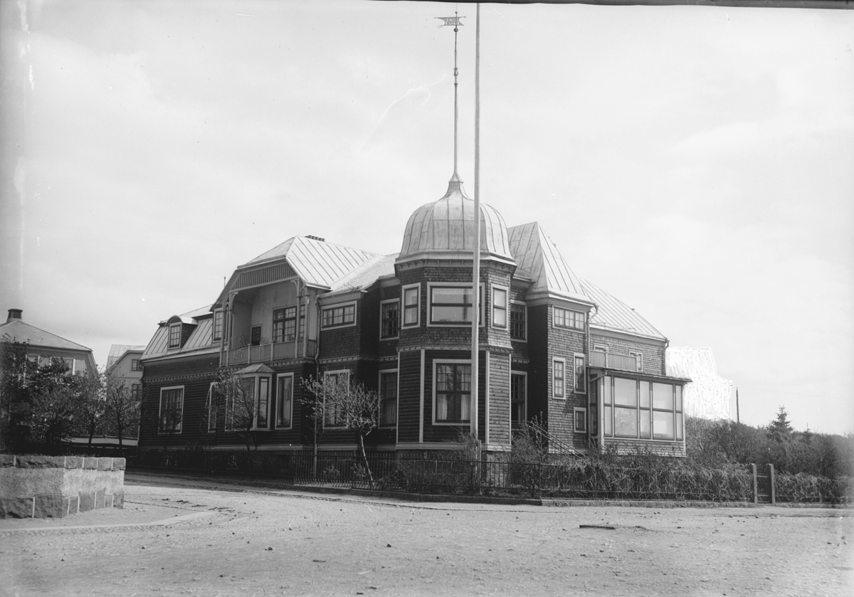 Hejllska huset i Södra Villastaden i Varberg vid hörnet Västra Vallgatan (61)-Lasarettsgatan, kv Bomlyckan 10 (nr 1 tidigare). Villan ritades av arkitekt Gottfrid Ljunggren och uppfördes 1904 till stadsfiskal Nils Olof Samuelsson. Provinsialläkare Karl-Holger Hejll flyttade in i villan 1945, därav namnet.