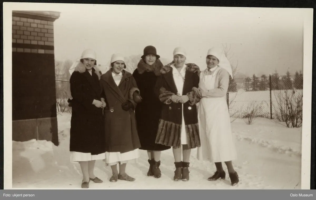 Ullevål sykehus, gruppe, sykepleiere, skuespillerinne, stående helfigur, snø