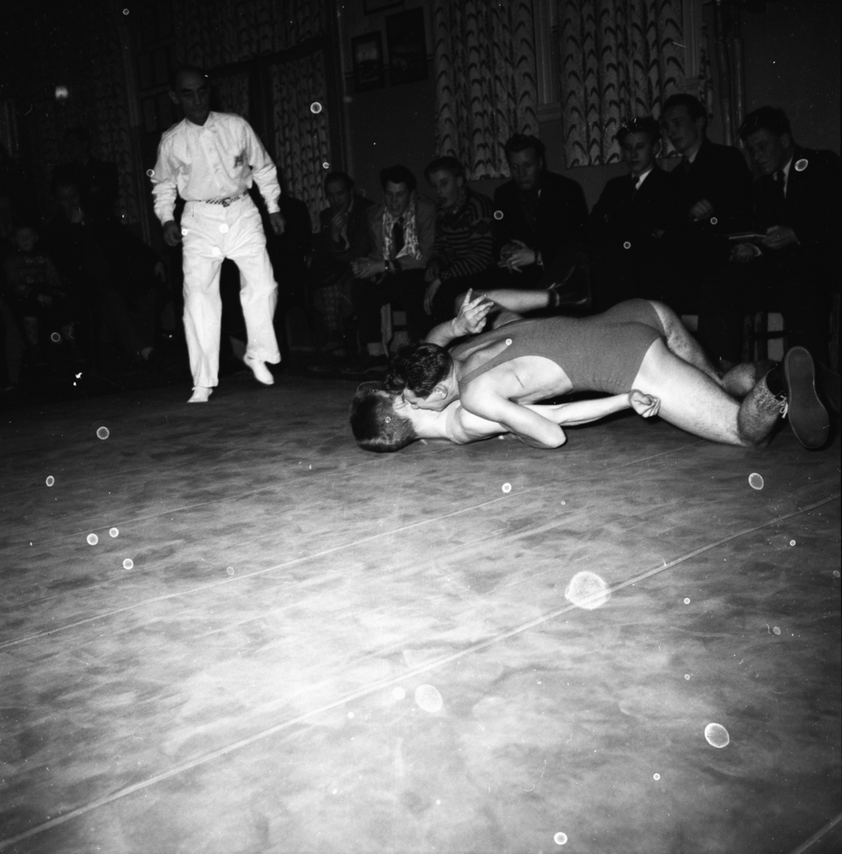 Vardens arkiv. "Bryting i Turnhallen"  23.01.1954