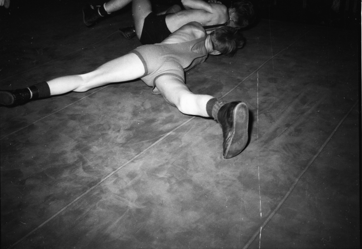 Vardens arkiv. "Bryting i Turnhallen"  23.01.1954
