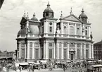 Kalmar domkyrka omgiven av torghandel. Observera slakterivagnen i förgrunden till höger.