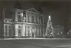 Bild på Kalmar domkyrka med en julgran, den dominerande stilepoken exteriört och interiört är barock. Uppförande mellan 1660-1703.