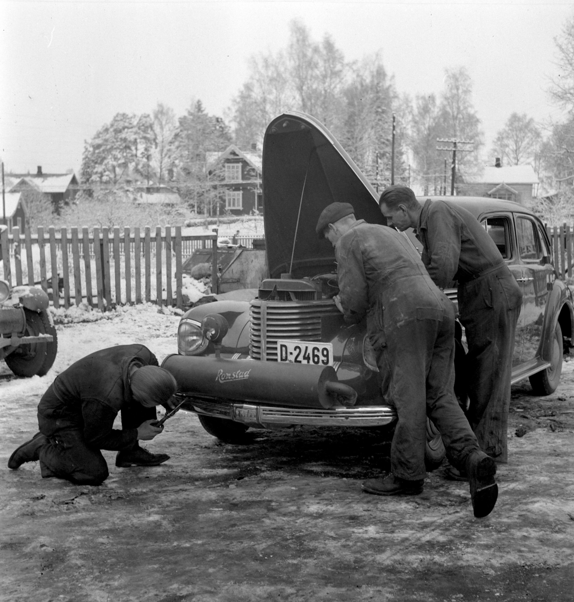 Hamar, under 2. verdenskrig, Romstadgenerator kalt "Grei". Paul Romstad utviklet en trekullgenerator som ble produsert i hans firma Hamar Bilrep og i Oslo, brukte enten trekull eller knott som drivstoff, Hamar Bilrep hadde lokaler i Vangsvegen, Personbil Opel Kaptein 1939 modell, registreringnummer D-2469, bilmekanikere monterer generatoren,