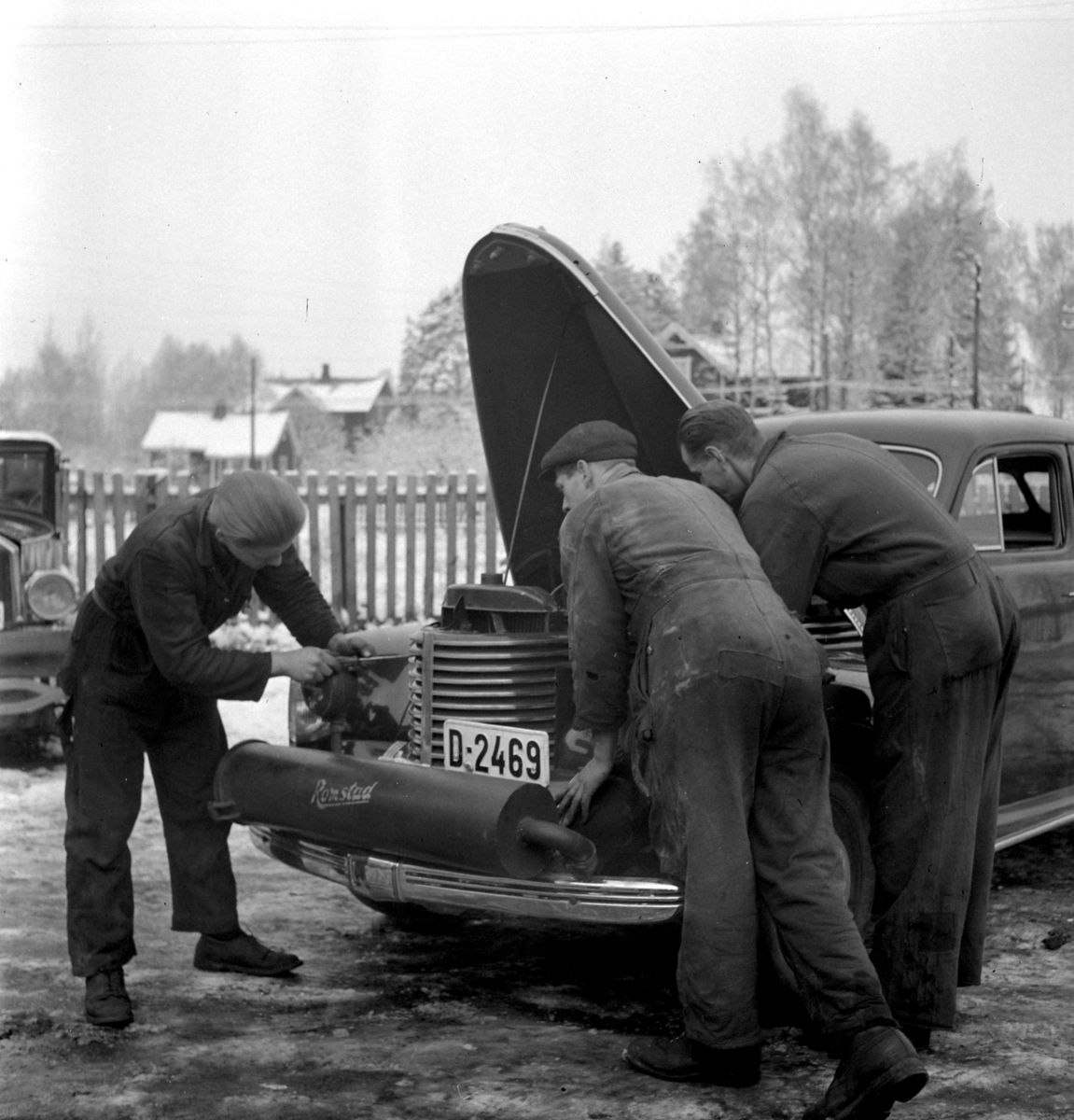 Hamar, under 2. verdenskrig, Romstadgenerator kalt "Grei". Paul Romstad utviklet en trekullgenerator som ble produsert i hans firma Hamar Bilrep og i Oslo, brukte enten trekull eller knott som drivstoff, Hamar Bilrep hadde lokaler i Vangsvegen, Personbil Opel Kaptein 1939 modell, registreringnummer D-2469, bilmekanikere monterer generatoren,