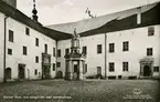 Kalmar slott. Inre borggården med slottsbrunnen.
Förlag Hjalmar Appeltoffts pappershandelsaktiebolag, Kalmar.