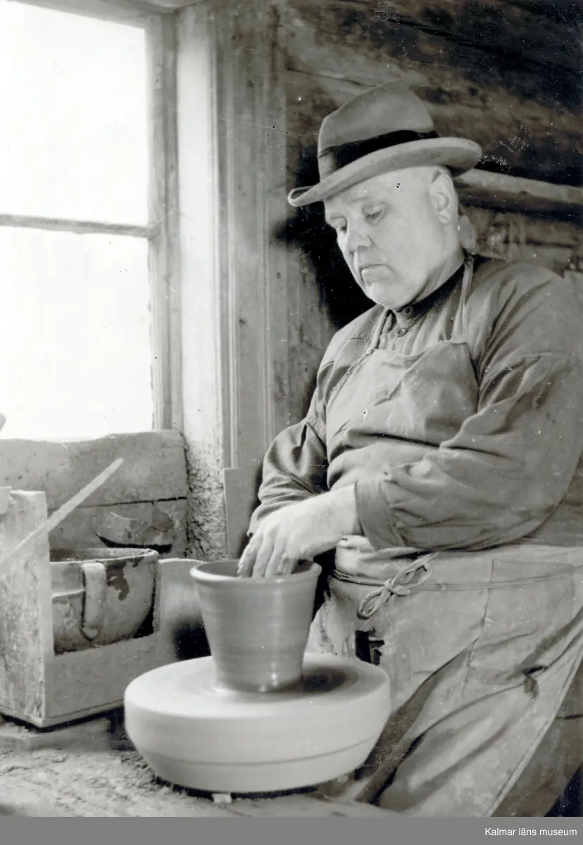 Foto:Thorvald Eriksson, 1952. Krukmakaren Erik Forsberg i arbete i sin sekelgamla verkstad.