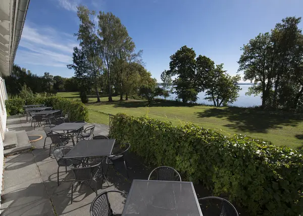 Storhamarstuene har romslig veranda med skiferheller, smijernsrekkverk bevokst med villvin og plastrotting hagemøbler. Gode solforhold og flott utsikt over Mjøsa.