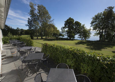 Storhamarstuene har romslig veranda med skiferheller, smijernsrekkverk bevokst med villvin og plastrotting hagemøbler. Gode solforhold og flott utsikt over Mjøsa.