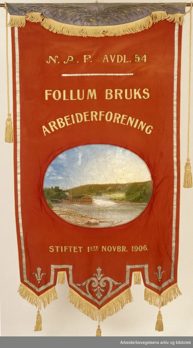 Follum bruks arbeiderforening.Stiftet 1. november 1906..Forside..Fanetekst: N.P.F. avdl. 54.Follum Bruks Arbeiderforening.Stiftet 1ste novbr. 1906.