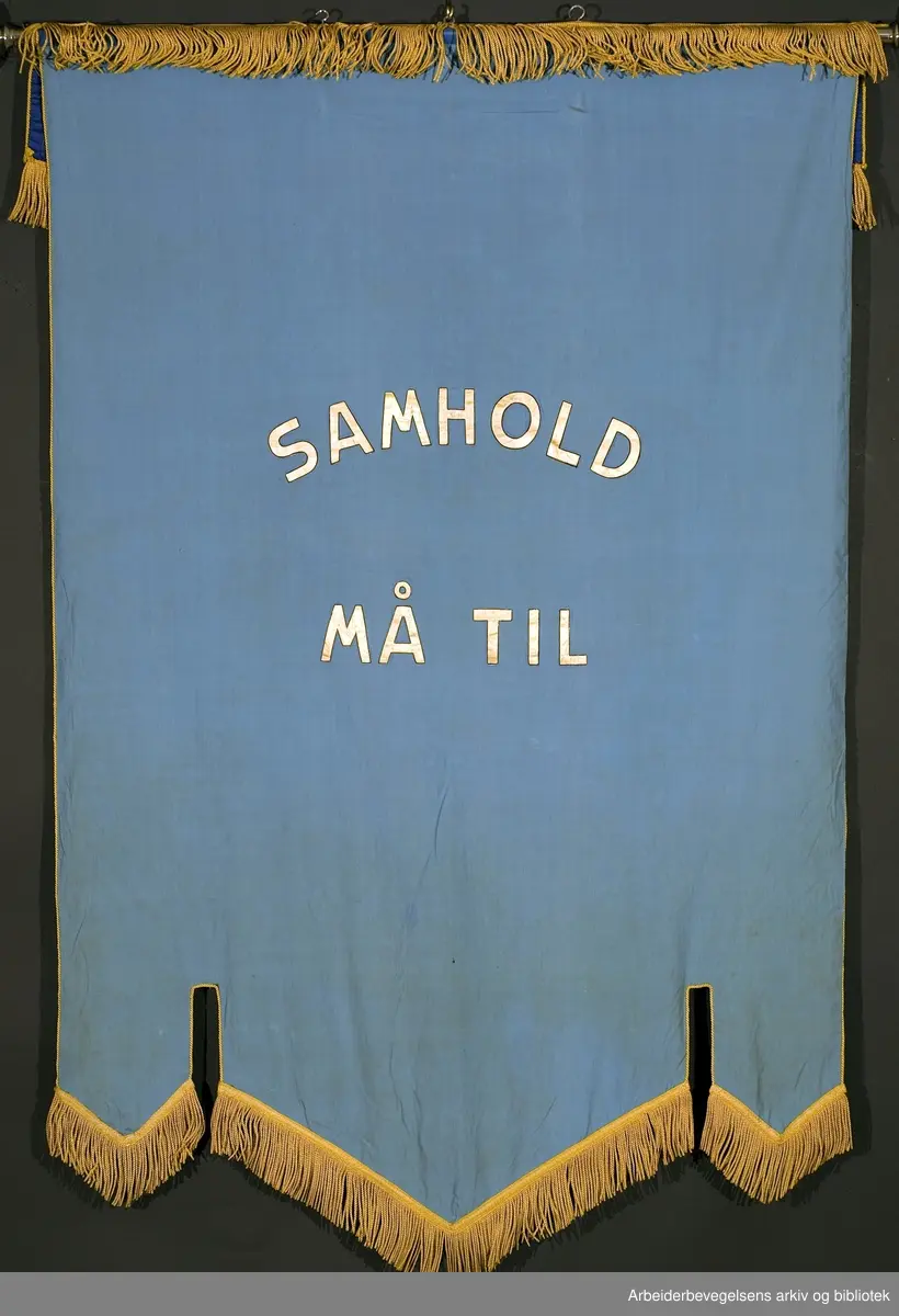 Askim jern- og metallarbeiderforening .Stiftet 22. juni 1935..Bakside..Fanetekst: Samhold må til.