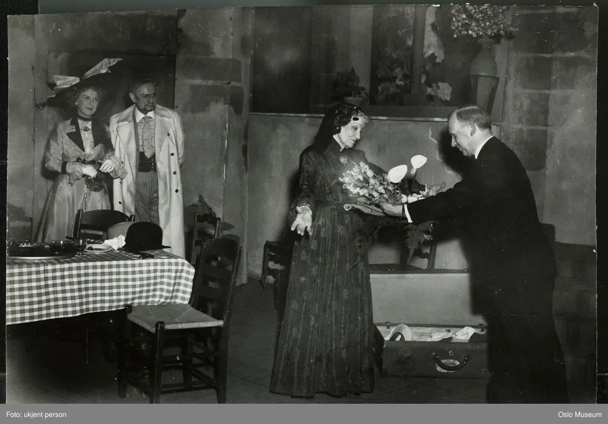 scene, menn, kvinner, skuespillere, teatersjef, blomsteroverrekkelse etter forestillingen "Eventyret" på Nationaltheatret