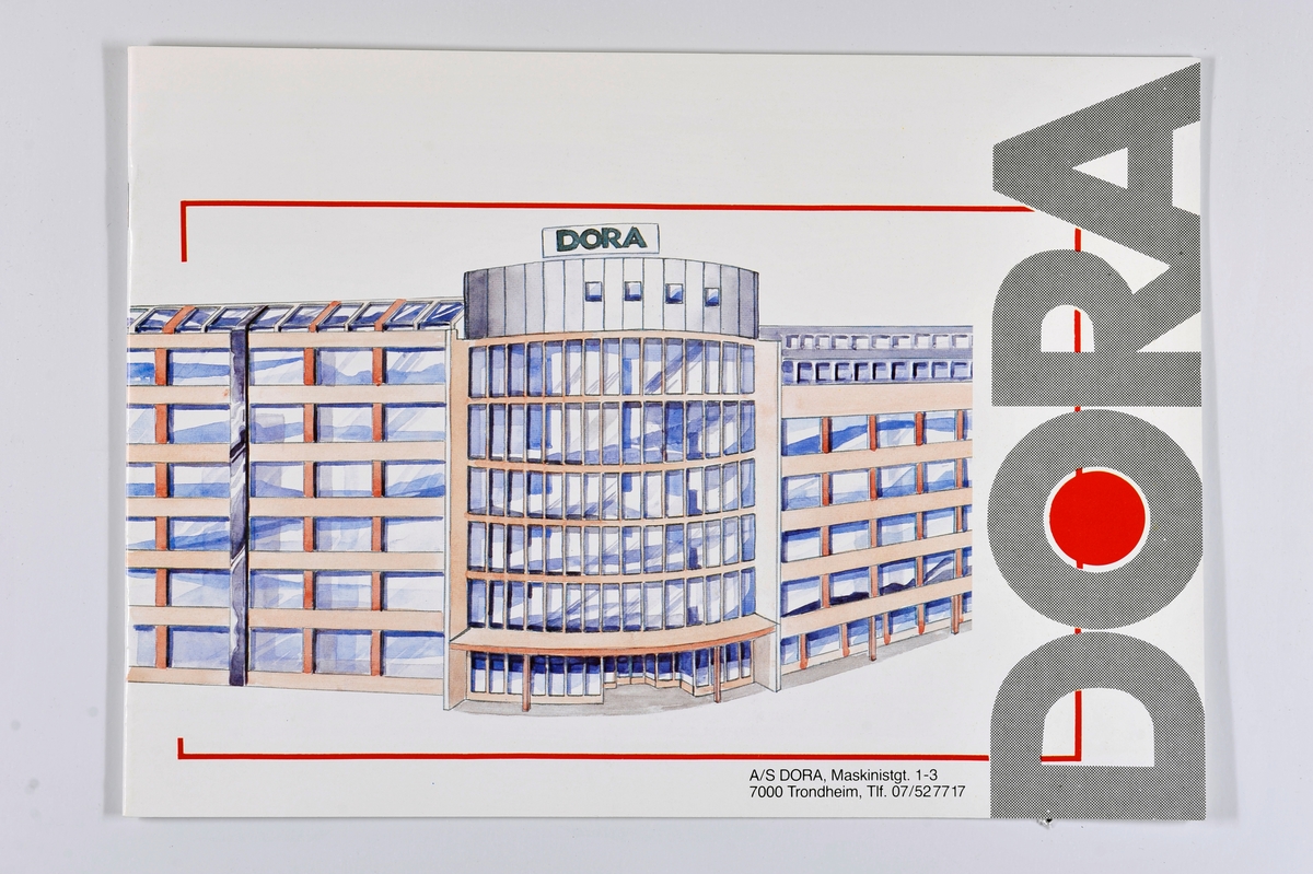 En brosjyre som informerer om ombyggingen og den nye bruken av ubåtbunkeren Dora. Brosjyren er laget av glanset papir og er stiftet i ryggen. Brosjyren inneholder tegninger, kart og bilder av nåværende og fremtidige Dora. Brosjyren er på 11 sider.Inni brosjyren ligger det en sort-hvit kopi av et kart over tyskernes planer og bruk av Dora. Kopien er tosidig.