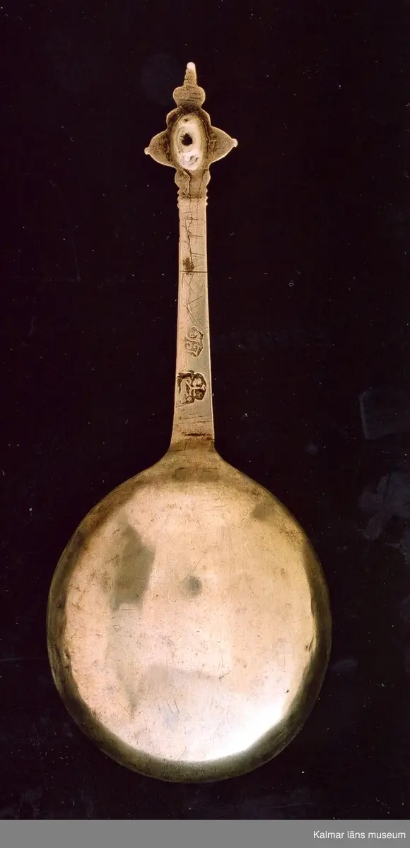 KLM 3010. Sked. Av silver. Renässanstyp kerubsked, med runt blad, kort, platt skaft slutande med en kerubknopp. Blad med graverad dekor, en blomma. Stämplar: stadsstämpel Vimmerby; mästarstämpel L.C. för Lars Castman 1739-1784; årsstämpel saknas.