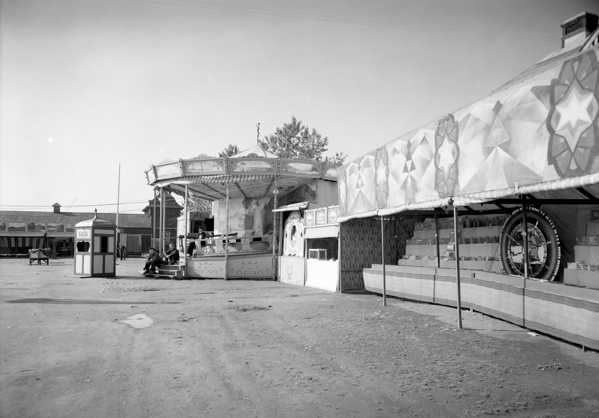 Ödslig bild från Linus tivoli i Klara i avvaktan på kvällens förlustelser. Bilden från 1937.