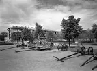 Värmlands och Dalslands järnhandlarförening anordnar en utställning av jordbruksredskap på Malmtorget i Klara 1944.