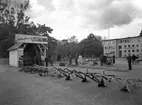 Värmlands och Dalslands järnhandlarförening anordnar en utställning av jordbruksredskap på Malmtorget i Klara 1944.