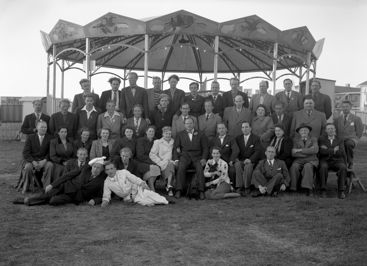 Holmbergs tivoli årgång 1951 med alla sina attraktioner på gräsytan norr om Sundstatjärnet.
Tivoliägaren Gunnar Holmberg, vänster om honom sitter hans fru Lizzie. Samma rad till vänster hans bror Bror och på samma rad hans syster Elsa.