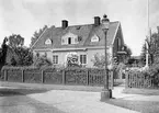 Villa på Regementsgatan i Klara ritad av arkitekt Simon Svensson och uppförd år 1919. Bilden togs 1935 och beställdes enligt negativkuvertet av Axel F Olsson.