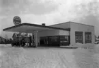 Standard bensinstation, med varumärket Esso, år 1937. Macken finns kvar vid Nobelkorset, nu under namnet Statoil.