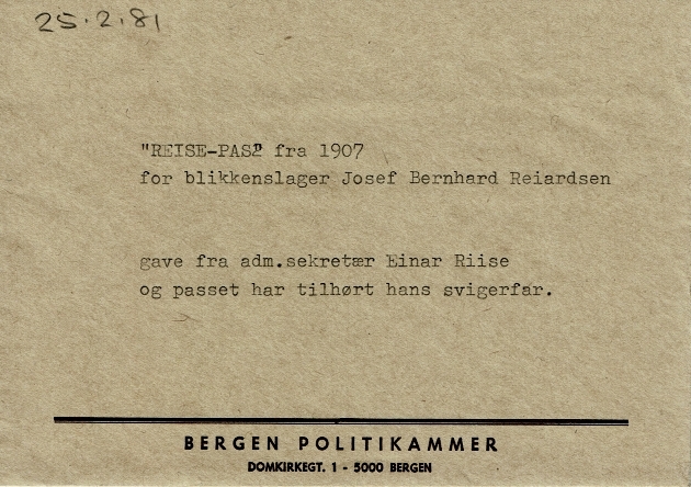 Reisepass skrevet på norsk, fransk og tysk.
